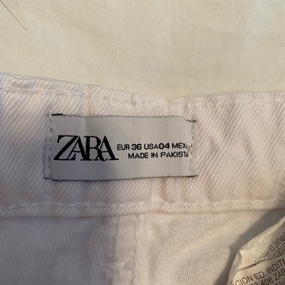 NWOT Zara white jeans with distressed edge. - Picture 3 of 6